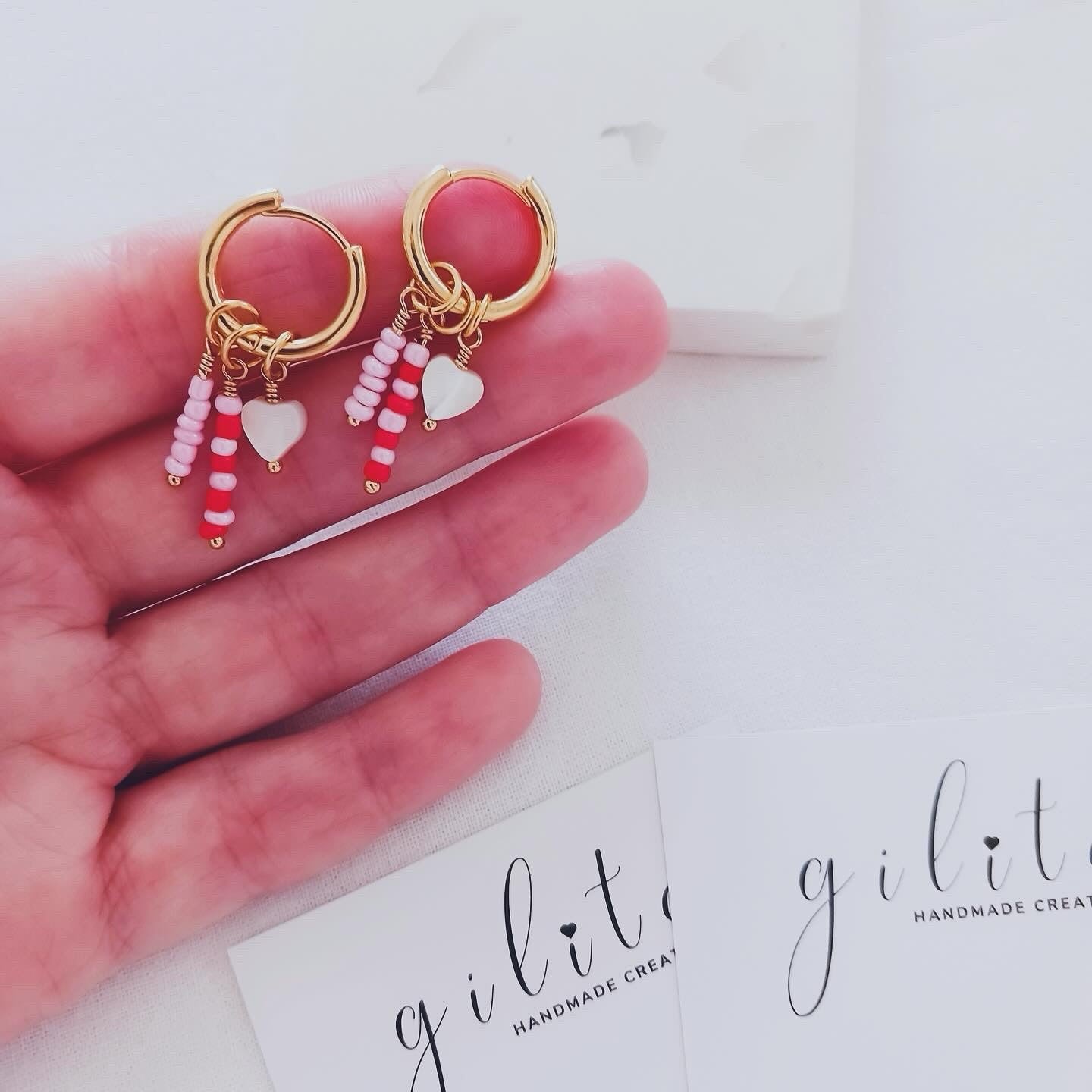 Σκουλαρίκια με καρδιά από φίλντισι και γυάλινες χάντρες