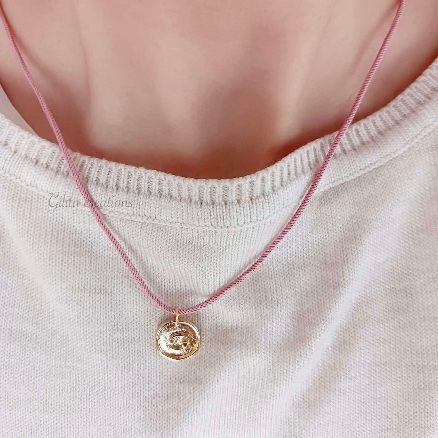 Κολιέ με κορδόνι και ορειχάλκινο ζώδιο