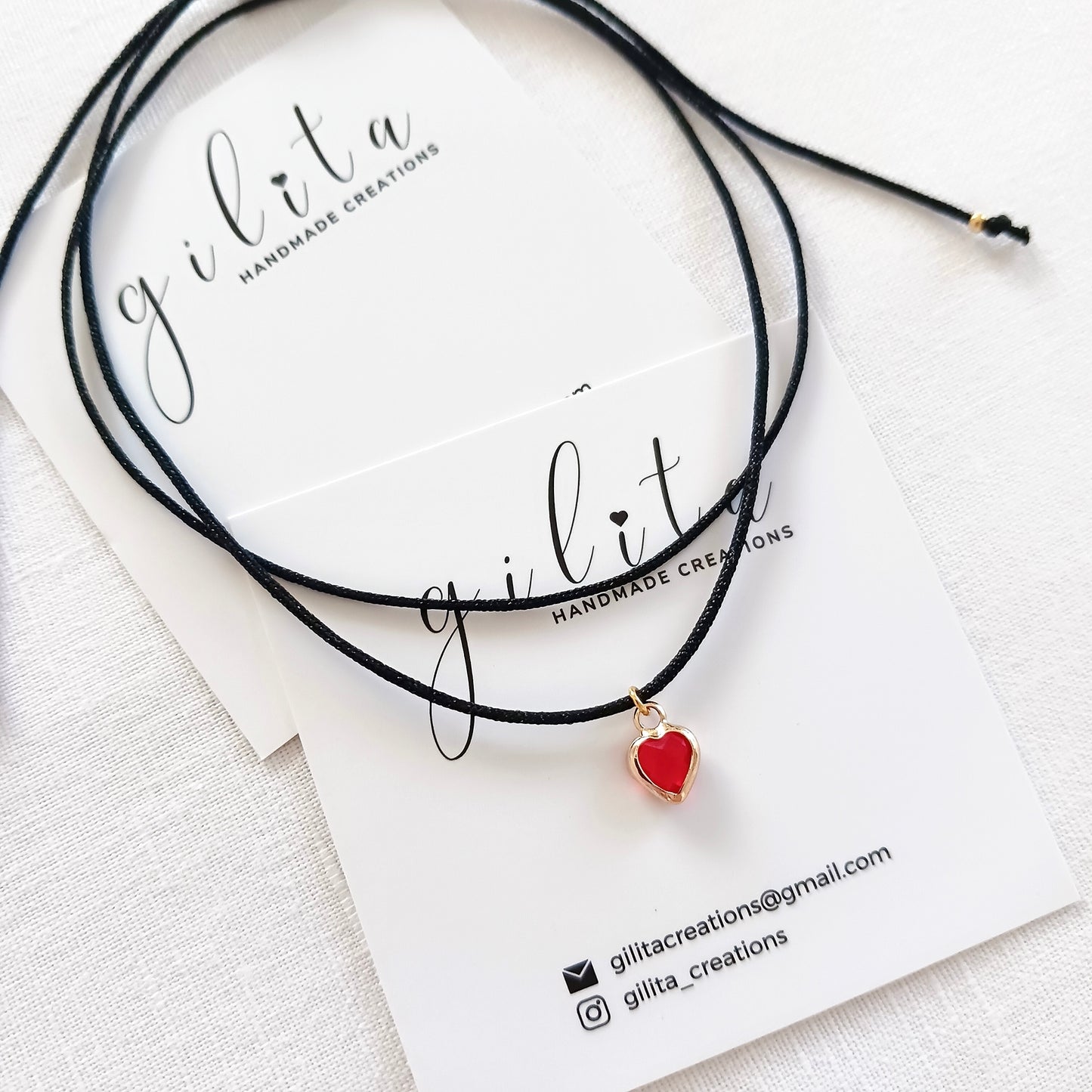 Choker και κόκκινη καρδιά