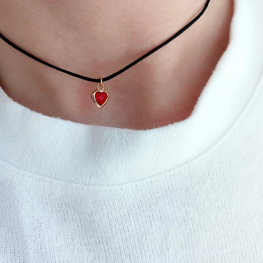 Choker και κόκκινη καρδιά