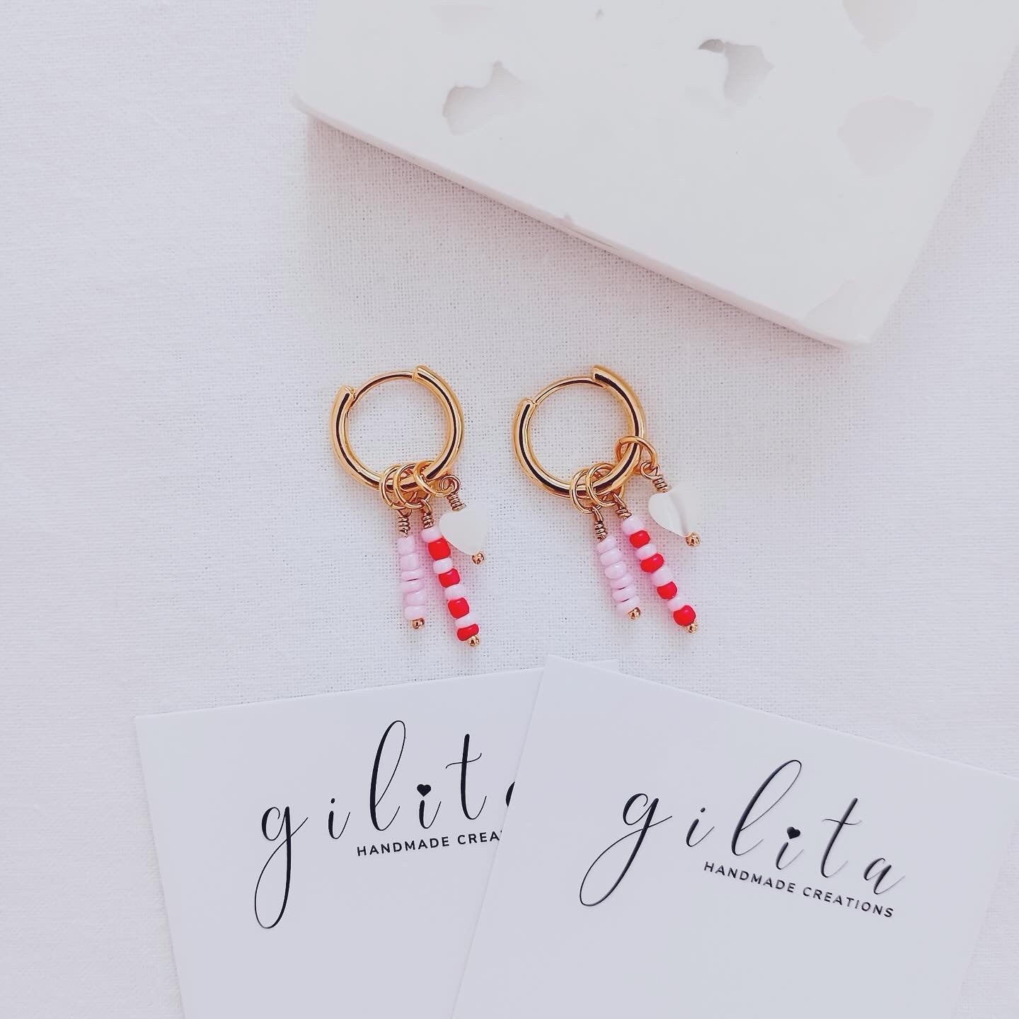 Σκουλαρίκια με καρδιά από φίλντισι και γυάλινες χάντρες