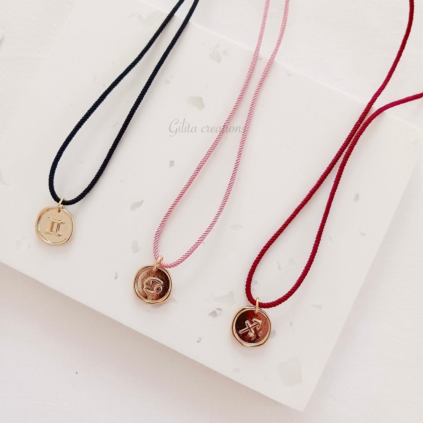 Κολιέ με κορδόνι και ορειχάλκινο ζώδιο